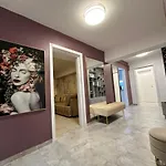 Luxury , Private Parking, Self Check-in64 Lejlighed Craiova