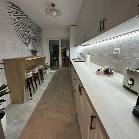 Luxury , Private Parking, Self Check-in64 Apartment *