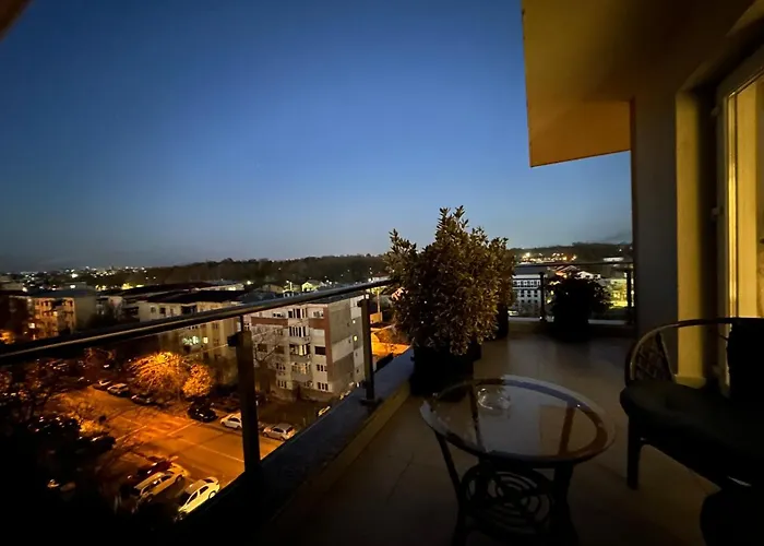 Luxury , Private Parking, Self Check-in64 Apartment